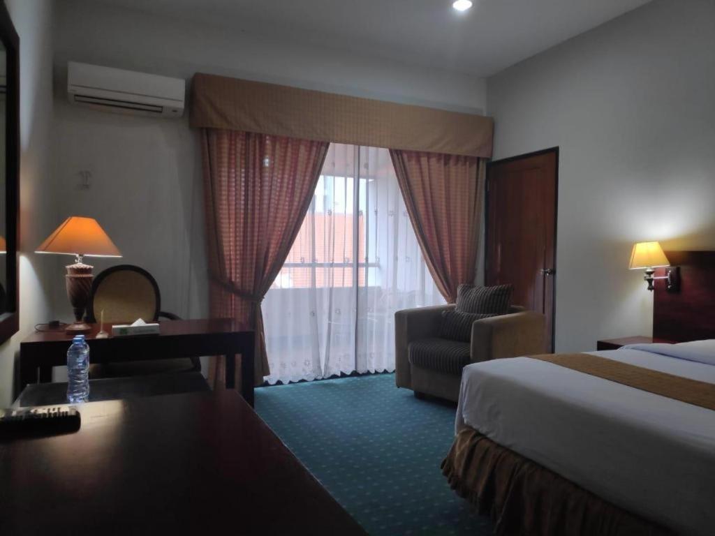 New Grand Park Hotel Surabaya Exterior foto