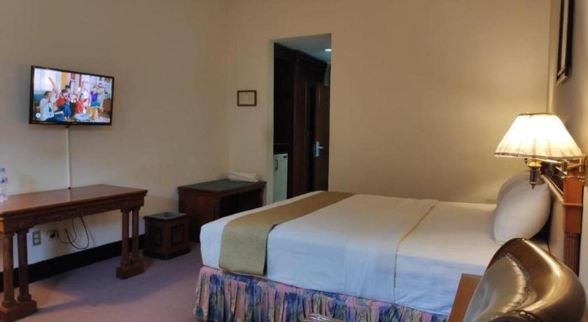 New Grand Park Hotel Surabaya Exterior foto